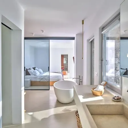 Luxury In Santorini For 10 Guests
